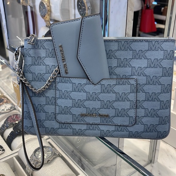 Michae Kors Jet Set Item Large Logo 2-in-1 Central Zip Wristlet
Pale Blue
NWT - Picture 7 of 16